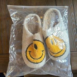 COPY / MULTIPLE PAIRS - Brand New Smiley Face Slippers